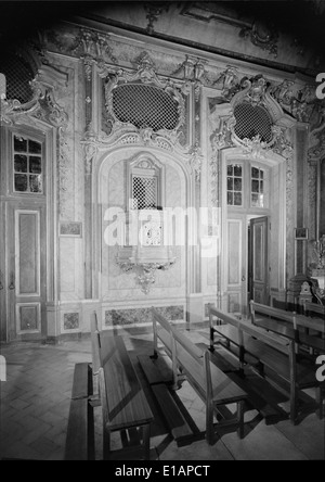 L'Palácio Nacional de Queluz, situato in Portogallo, è un palazzo reale del XVIII secolo rinomato per la sua bellezza architettonica e il suo significato storico. Il palazzo è un bell'esempio di architettura barocca portoghese ed è un importante punto di riferimento culturale. Foto Stock