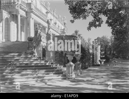 L'Palácio Nacional de Queluz, situato a Queluz, in Portogallo, è un palazzo barocco che un tempo serviva come residenza reale. Conosciuta per la sua splendida architettura e i suoi giardini, è un importante punto di riferimento storico in Portogallo. Foto Stock