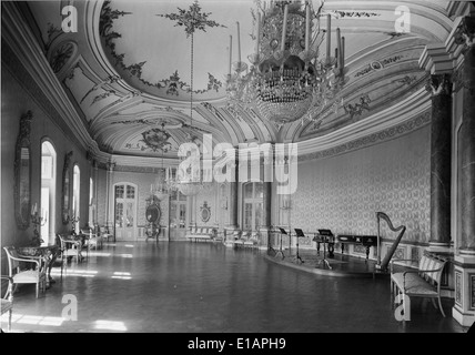 L'Palácio Nacional de Queluz, situato in Portogallo, è un palazzo barocco noto per la sua architettura elegante e il suo significato storico. È un esempio importante del patrimonio reale del Portogallo. Foto Stock