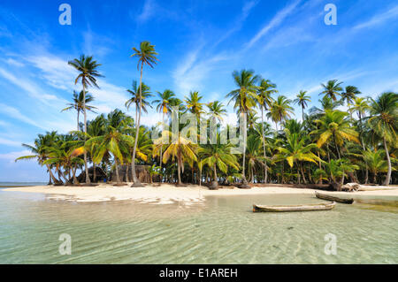 Piroga barche, spiaggia deserta con palme su un isola tropicale, Cayos Chichime, Chichime Cays, isole San Blas, Panama Foto Stock