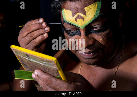 Artista Katakali applicare il trucco del carattere Deshen, Varkala Kerala, India Foto Stock