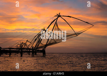 Cheena vala cinese o di reti da pesca di sera, Fort Kochi, Kochi, Kerala, India Foto Stock