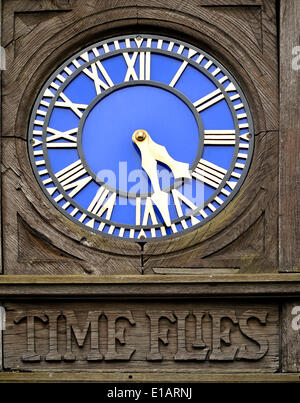 Torre dell orologio con la scritta 'Il tempo vola', i giardini di Kensington, London, England, Regno Unito Foto Stock