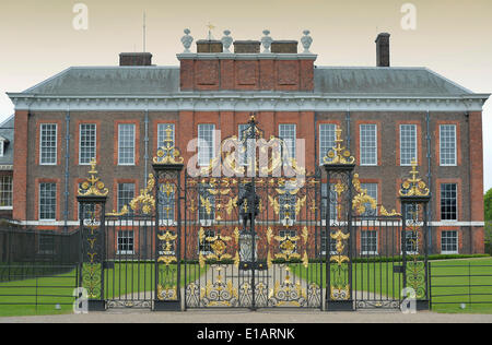 Gate di fronte a Kensington Palace, quartiere di Kensington e Chelsea, London, England, Regno Unito Foto Stock