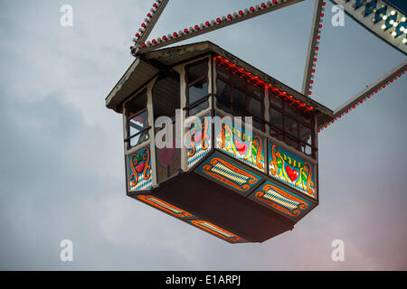 Gondola di una ruota panoramica di fronte nuvole scure, Monaco di Baviera Festival di Primavera, Theresienwiese, Monaco di Baviera, Germania Foto Stock