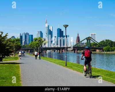 Passeggiata sul fiume principale, skyline di Francoforte sul retro, Frankfurt am Main, Hesse, Germania Foto Stock