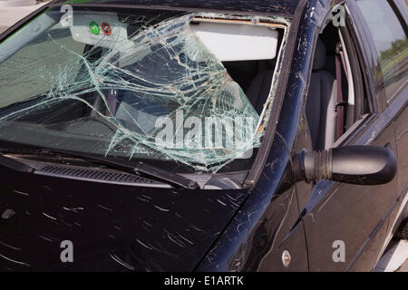 Nero auto compatta con un incidente-parabrezza danneggiato, Ungheria Foto Stock