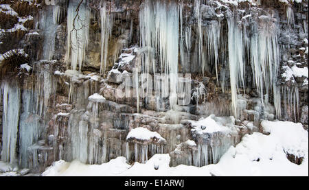 Ghiaccioli sulla parete di roccia, Taugl gorge, Hallein District, Salisburgo, Austria Foto Stock