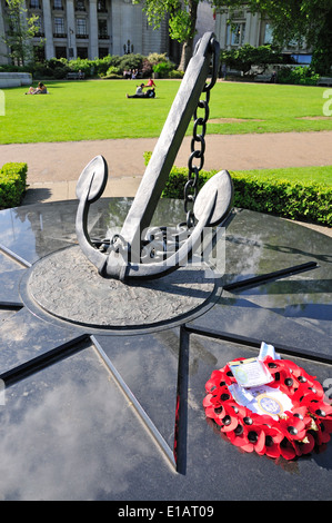 Londra, Inghilterra, Regno Unito. Falkland War Memorial in Trinity Square Gardens, vicino alla Torre di Londra Foto Stock