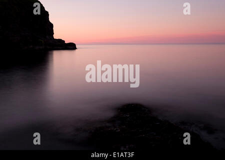 Rocce e mare, Viðoy, Isole Faerøer, Danimarca Foto Stock