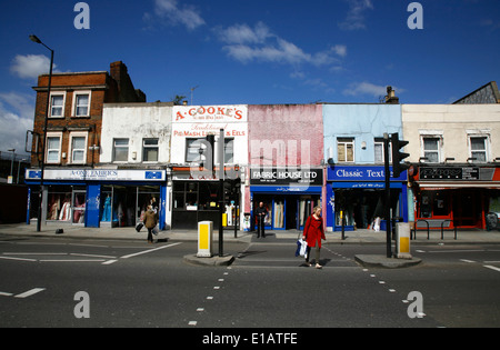 Negozi di tessili e un Cooke pie e mash ristorante sul Goldhawk Road, Shepherd's Bush, Londra, Regno Unito Foto Stock