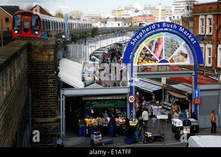 Hammersmith e City Line tubo treno passa da Shepherd's Bush Mercato, Shepherd's Bush, Londra, Regno Unito Foto Stock
