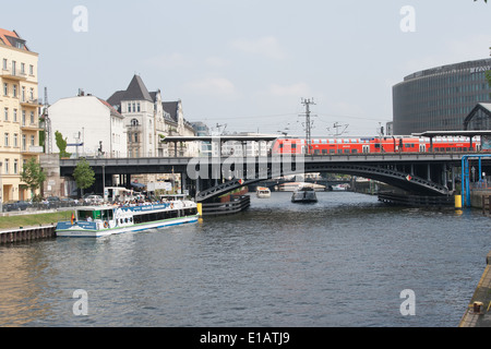 Il piacere di una barca sul fiume Spree, Berlin, Germania Maggio 2014 a Friedrichstrasse Foto Stock