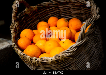 Arance in vendita nel cesto in legno, valle di Soller Maiorca, Foto Stock