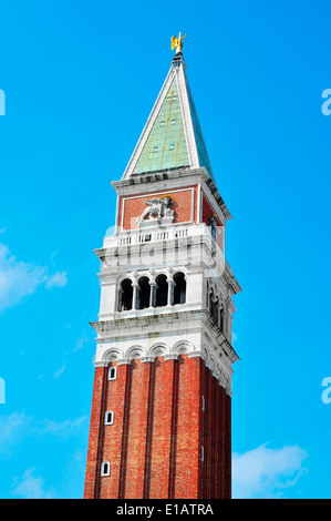 Vista della parte superiore del St Marks Campanile a Venezia, Italia Foto Stock