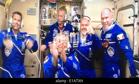 Stazione spaziale internazionale. 29 Maggio, 2014. Un handout immagine fornita da NASA/dpa mostra l'equipaggio della Stazione Spaziale Internazionale (ISS), nello spazio, 29 maggio 2014. I tre membri di equipaggio della spedizione 40 hanno raggiunto la ISS il 29 maggio. Reid Wiseman (L) della NASA, Maxim Suraev (anteriore, C) di l'agenzia Spaziale Federale Russa Roscosmos () e Alexander Gerst (2-R) del SEC è arrivato alla ISS circa sei ore dopo il lift-off. Credito: dpa picture alliance/Alamy Live News Foto Stock