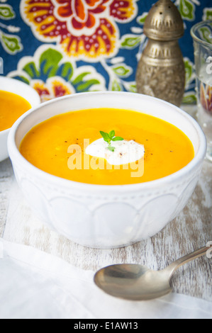 Una chiusura di una ciotola di zucca e zuppa di Apple Foto Stock