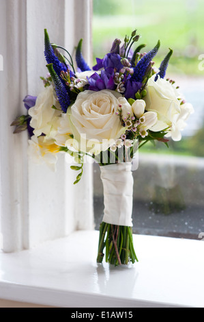 Bouquet nozze di bianco e viola le rose Foto Stock