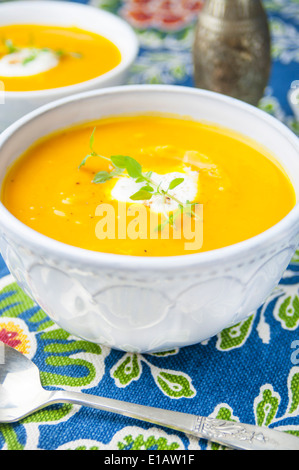 Una chiusura di una ciotola di zucca e zuppa di Apple Foto Stock