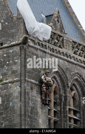 Ste-Mère-Eglise, memoriale ottantaduesima Airborne noi paracadutista caduta sulla città sul D-Day Foto Stock