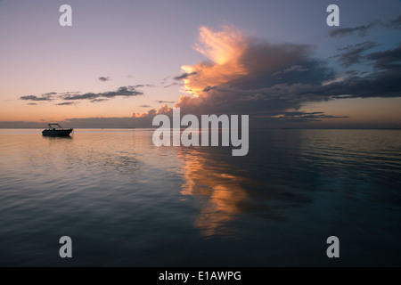 Tramonto sul mare calmo vicino al Lux Le Morne Resort di Le Morne Brabant Penisola, Mauritius, l'Oceano Indiano Foto Stock