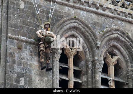 Ste-Mère-Eglise, modello del Private John Steele cui paracadute divenne impigliato sulla chiesa Foto Stock