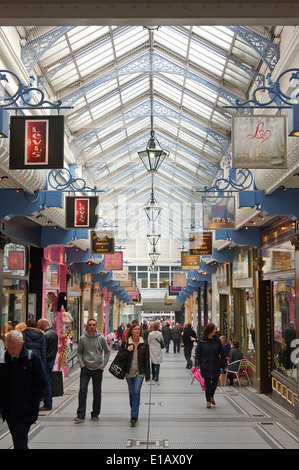 Queens Arcade, Leeds City Centre area retail su un occupato il sabato pomeriggio, West Yorkshire, nell'Inghilterra del Nord Regno Unito Foto Stock