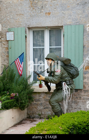 Ste-Mère-Eglise, figura commemorativa di U.S. Ottantaduesima paracadutista davanti la casa Foto Stock