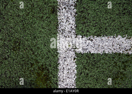 Si tratta di una foto di linee bianche che sono verniciati in erba sintetica in un campo da tennis. Si tratta di una vista da vicino dalla parte superiore Foto Stock