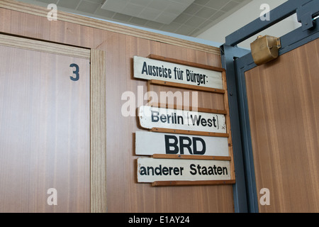 Il Tränenpalast (Palazzo delle lacrime) è il Berlin colloquialism per l'ex valico di frontiera a Berlin Friedrichstrasse. Foto Stock