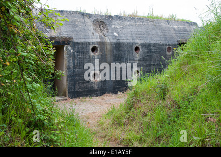 Bunker tedesco con danno battaglia da D-Day sbarco in Normandia, Maisy batteria, D-Day, sito Normandia Foto Stock