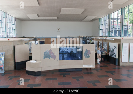Il Tränenpalast (Palazzo delle lacrime) è il Berlin colloquialism per l'ex valico di frontiera a Berlin Friedrichstrasse. Foto Stock
