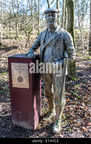 Una statua del 'Gioco keeper" nel bosco a piedi a Danby Lodge Foto Stock