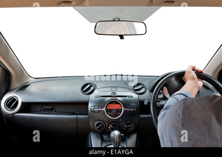 Le mani sul volante di sterzo isolato su un bianco Foto Stock