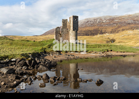 Ardvreck Castle e Loch Assynt con le pendici del Quinag dietro Sutherland Scozia Scotland Foto Stock