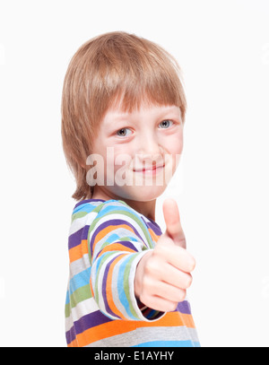 Ragazzo con capelli biondi mostra Thumbs up segno a mano - Isolato su bianco Foto Stock