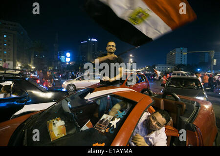 Il Cairo, Egitto. 28 Maggio, 2014. Un uomo onde un Egiziano bandiera nazionale durante un rally per festeggiare la vittoria di Abdel Fattah al-Sisi nelle elezioni presidenziali a Piazza Tahrir al Cairo, Egitto, 28 maggio 2014. Sondaggio iniziale contare su Mercoledì ha dimostrato che l'Egitto dell ex capo militare Abdel Fattah al-Sisi sarebbe ottenere una vittoria schiacciante in appena terminato elezioni presidenziali. Credito: cui Xinyu/Xinhua/Alamy Live News Foto Stock