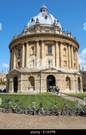 La Radcliffe Camera costruita da James Gibbs tra il 1737 e il 1749 fa parte dell'Università di Oxford La Libreria di Bodleian, Inghilterra Foto Stock