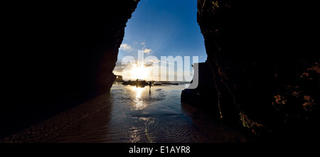 Spagna Galizia: tramonto con arco di roccia presso la spiaggia come Catedrales Foto Stock