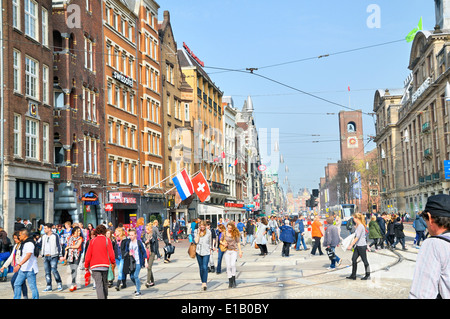 Damrak visto dalla Piazza Dam, Amsterdam Noord Holland, Paesi Bassi Foto Stock