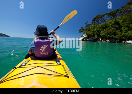 Fare kayak in francese della Bay, il Parco Nazionale Abel Tasman Nelson regione, Isola del Sud, Nuova Zelanda e Sud Pacifico Foto Stock