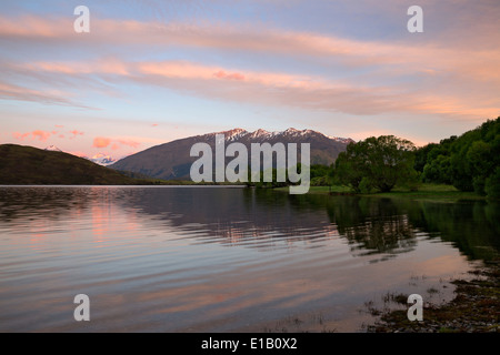 Sunrise over Glendhu Bay sul Lago Wanaka e Mount aspiranti, Wanaka, Otago, Isola del Sud, Nuova Zelanda e Sud Pacifico Foto Stock