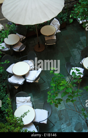 Cortile interno del Cafe Camelot, Cracovia in Polonia. Foto Stock