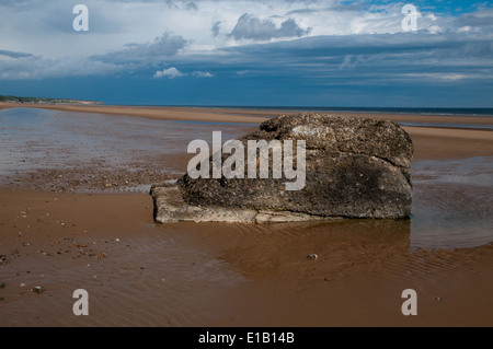 Resti di fortificazioni di cemento sulla spiaggia di Omaha, Normandia Foto Stock