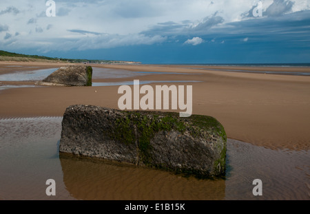 I blocchi di calcestruzzo sulla spiaggia di Omaha, in Normandia, Francia Foto Stock