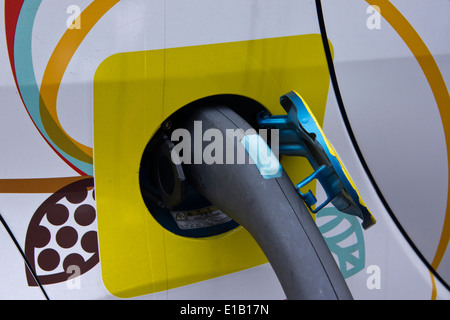 Riempimento di un'e-car, milano, Italia, Europa Foto Stock