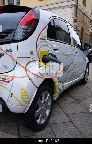 Riempimento di un'e-car, milano, Italia, Europa Foto Stock