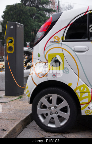 Riempimento di un'e-car, milano, Italia, Europa Foto Stock