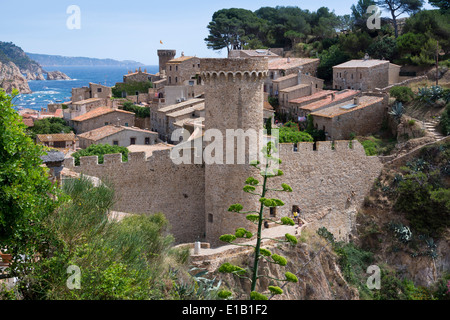 Castello nella parte vecchia vila vella nella luce del mattino, tossa de mar, città della Catalogna, Spagna, Europa Foto Stock