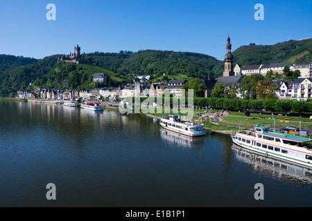 Vista dal ponte della Mosella alla città di Cochem con castello di Reichsburg nella luce del mattino, la RENANIA-PALATINATO, Germania, Europa Foto Stock